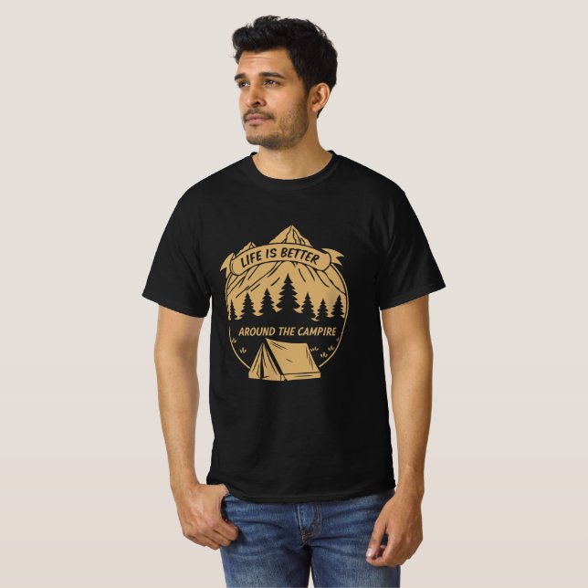 Livet är Bättre Kring Lägret T Shirt (Hel framsida)
