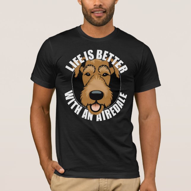 Livet är bättre med en airedale Terrier Puppy Hund T Shirt (Framsida)
