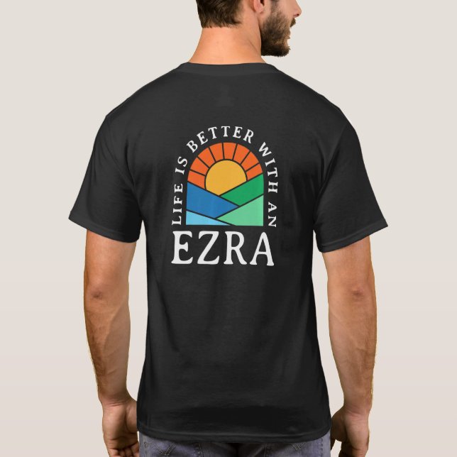 Livet är bättre med en Ezra Namn Personlig Nick T Shirt (Baksida)
