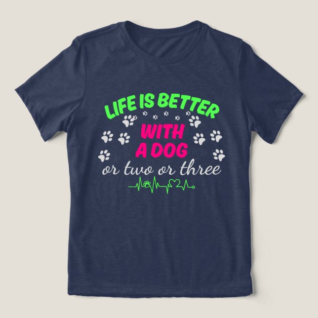 Livet är bättre med en hund eller två eller tre t shirt (Design Framsida)