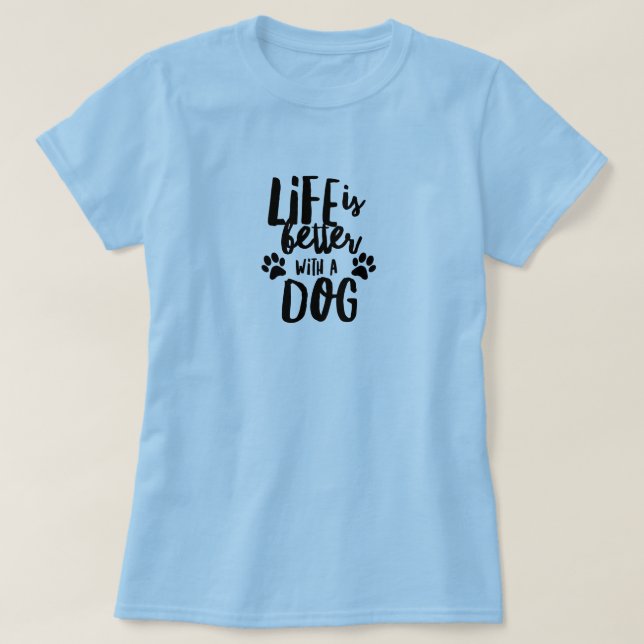 Livet är bättre med en Hund Kvinnors grundläggande Tee Shirt (Design framsida)