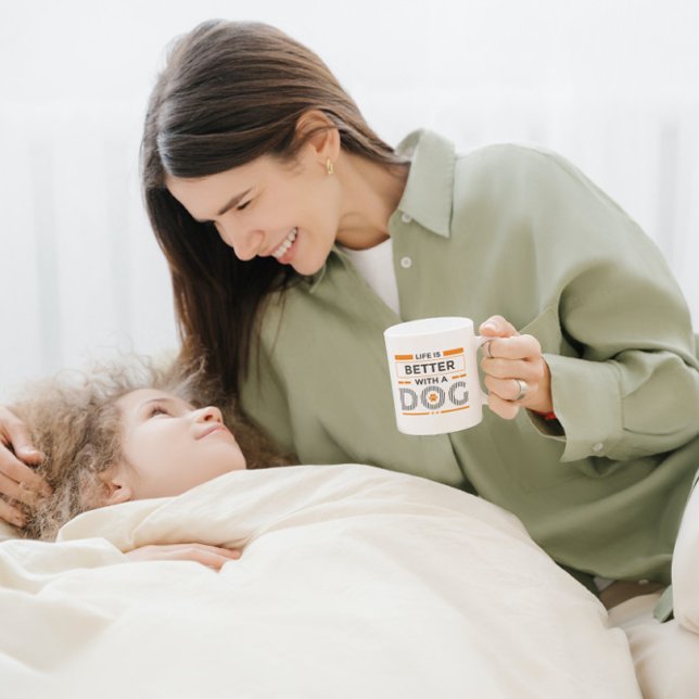 Livet är bättre med en modern hund-grått och orang kaffemugg (Skapare uppladdad)