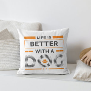 Livet är bättre med en modern hund och orange kudde