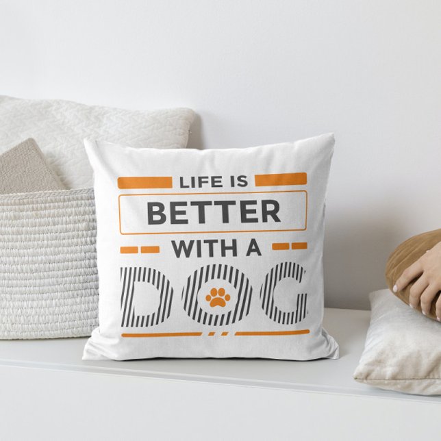 Livet är bättre med en modern hund och orange kudde (Skapare uppladdad)