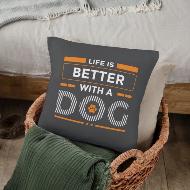 Livet är bättre med en modern orange och vit hund kudde (Skapare uppladdad)