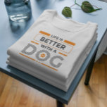 Livet är bättre med hund, grått och orange t shirt<br><div class="desc">Grått och orange är modern typografi. hundar är bättre. Trådlös design för hundälskare. Anpassningsbarnas vita bakgrund.</div>