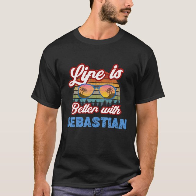 Livet är bättre med Sebastian Funny Manar/Boy/Baby T Shirt (Framsida)