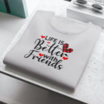 Livet är bättre med vänner, svart typografi t shirt<br><div class="desc">Livet är bättre med vänner svart modern manustypografi med röda hjärtan.</div>