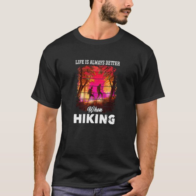 Livet är bättre när campingkameran låses utomhus t shirt (Framsida)