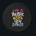 Livet är bättre när man dansar med en fin dansare magnet<br><div class="desc">Livet är bättre när man dansar. Lustigt inspirerande dansdesign för dem som dansar kärlek när de hör musiken. Coolans vintage,  grymma varor för professionell dansare eller de som kärlek ska dansa för roligt. Perfekt för att fira dansföreställningar på nationaldagstidningen. Underbar julklapp och födelsedagspresent för familj och vänner.</div>