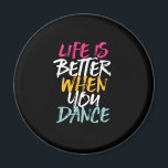 Livet är bättre när man dansar med en fin dansare magnet<br><div class="desc">Livet är bättre när man dansar. Lustigt inspirerande dansdesign för dem som dansar kärlek när de hör musiken. Coolans vintage,  grymma varor för professionell dansare eller de som kärlek ska dansa för roligt. Perfekt för att fira dansföreställningar på nationaldagstidningen. Underbar julklapp och födelsedagspresent för familj och vänner.</div>