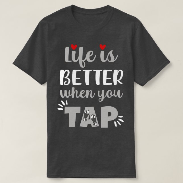 Livet är bättre när man knackar på t shirt (Design framsida)