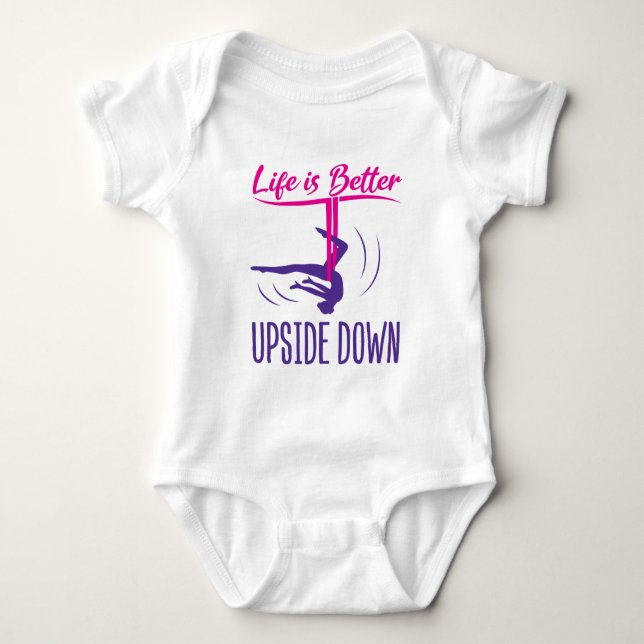 Livet är bättre på Aerus Yoga. T Shirt (Framsida)