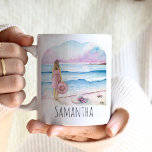 Livet är bättre på Beach-Personligen Kaffemugg<br><div class="desc">Denna vackra personlig kaffe koppar har en bra vattenfärgsdesign för en kvinna som står vid strandlinjen och håller en strandhatt, med mjuka skuggor av rosa och blått som frammanar en sjöscen. Ord "Livet är bättre på stranden" är elegant inskrivet i trendigets manustypografi. Använda mallen fält för att lägga till personligen...</div>