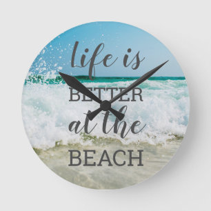 Livet är bättre på Beach Photo Typography Rund Klocka