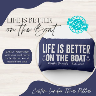 Livet är bättre på Boat Namn Pillow Tunga Lumbarkudde
