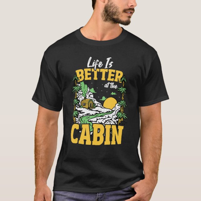 Livet är bättre på Cabin Mountain House Camping T Shirt (Framsida)