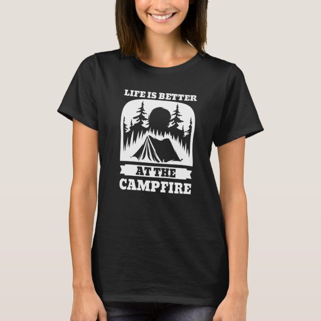 Livet är bättre på Campfire Camper Camp Funny C T Shirt (Framsida)