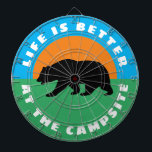 Livet är bättre på campingplatsens björnbord darttavla<br><div class="desc">Livet är bättre på campingplatsens björnbord. Lustigt citat för campingentusiaster. Anpassningsbar spel.</div>