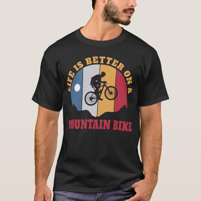 Livet är bättre på en Biker för biking i bergscyke T Shirt (Framsida)