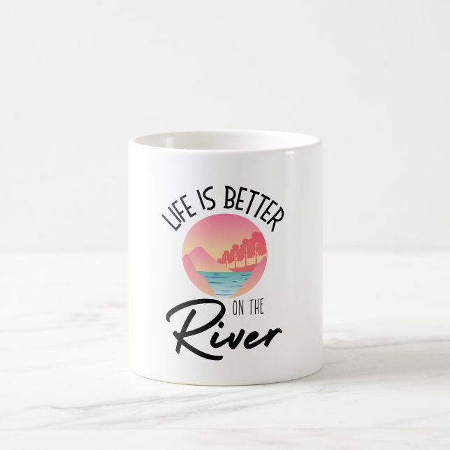 Livet är bättre på floden kaffemugg (Center)
