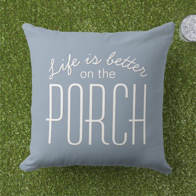Livet är bättre på Porch Quote Dusty Blue Kudde (Gräs)