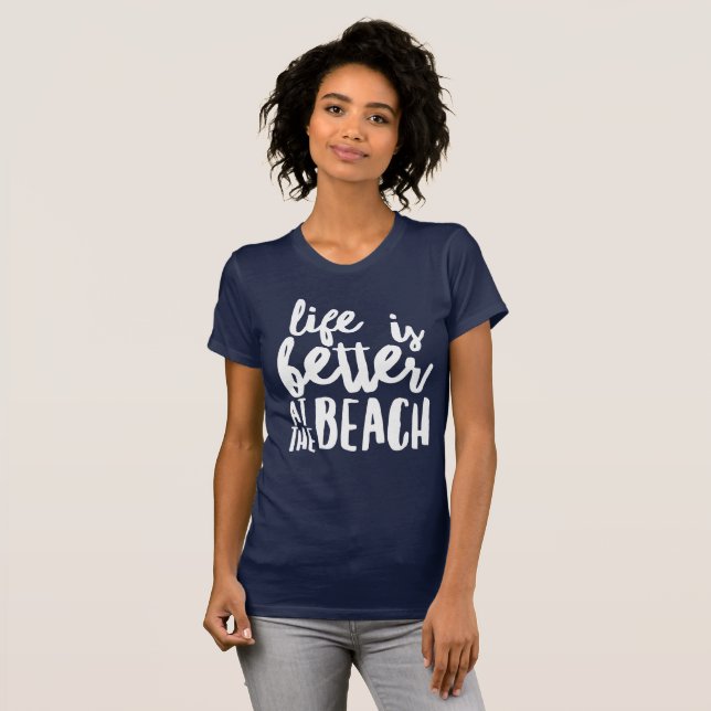 Livet är bättre på stranden t shirt (Hel framsida)