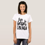 Livet är bättre på stranden t shirt<br><div class="desc">Livet är bättre på strandsommaranläggningen. En del av en samling.</div>