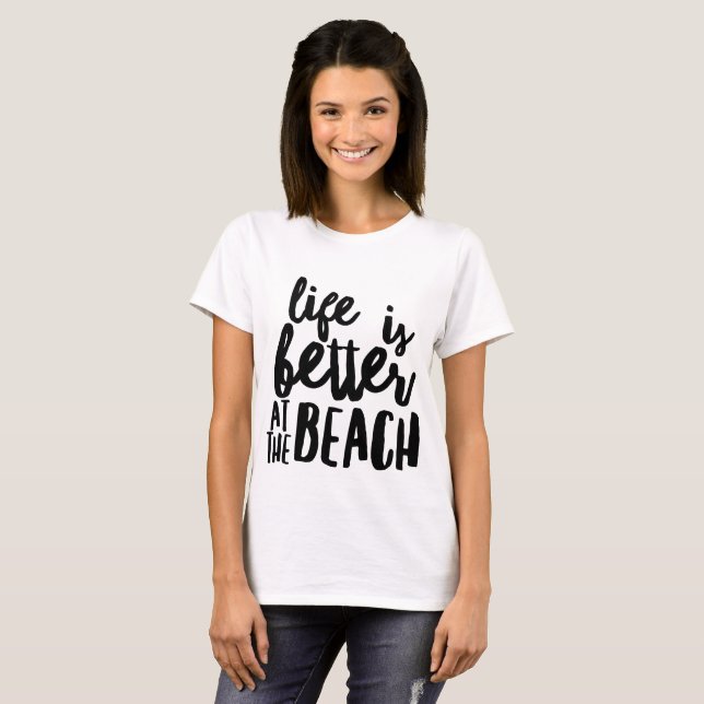 Livet är bättre på stranden t shirt (Hel framsida)