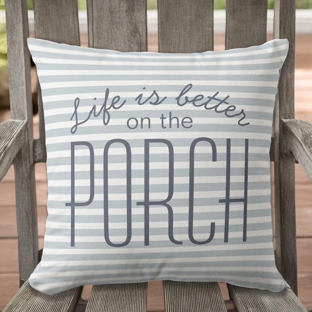 Livet är bättre på verandan med stiliga blå vita r kudde (Life is Better on the Porch Blue & White Striped Outdoor Pillow)