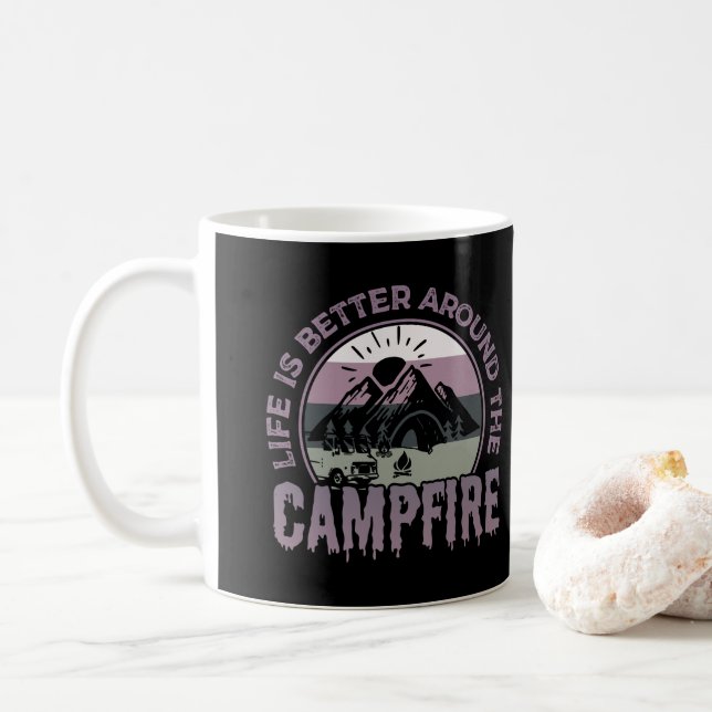 Livet är bättre runt Campfire Camping-presentation Kaffemugg (Med munk)