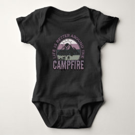 Livet är bättre runt Campfire Camping-presentation T Shirt