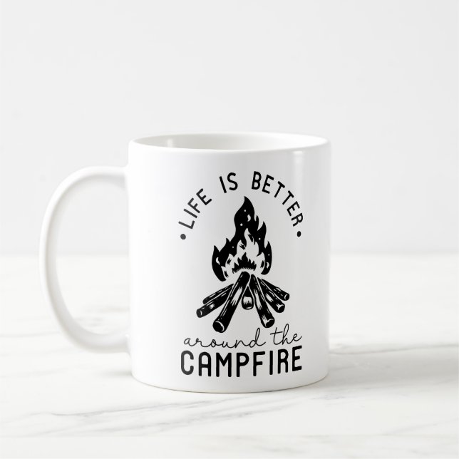 Livet är bättre runt Campfire Kaffemugg (Vänster)