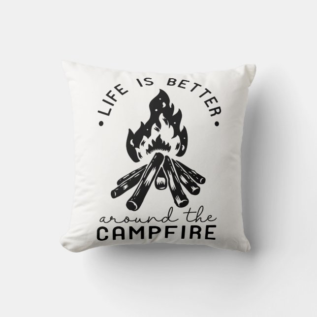 Livet är bättre runt Campfire Kudde (Framsida)
