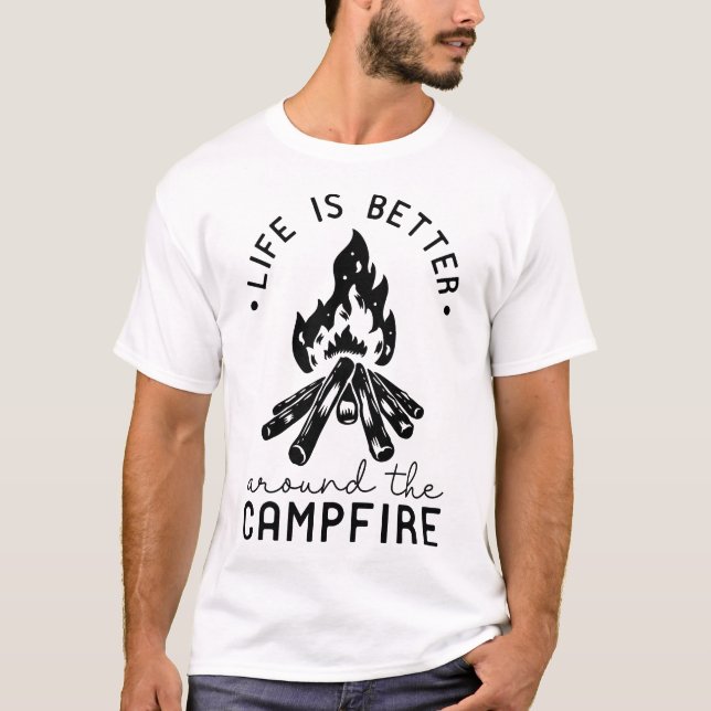 Livet är bättre runt Campfire T Shirt (Framsida)