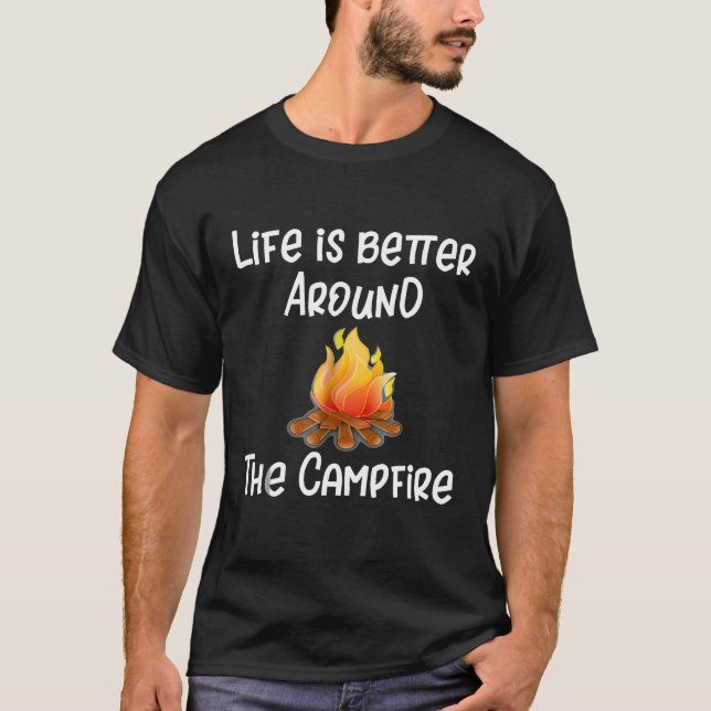 Livet är bättre runt Campfire Wanderllust Camp T Shirt (Framsida)