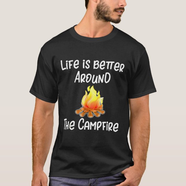 Livet är bättre runt Campfire Wanderllust Camp T Shirt (Framsida)