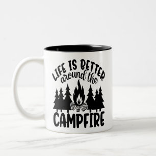 Livet är bättre runt campingelden Två-Tonad mugg