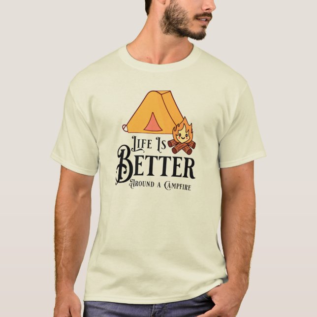 Livet är bättre runt en lägereld t shirt (Framsida)
