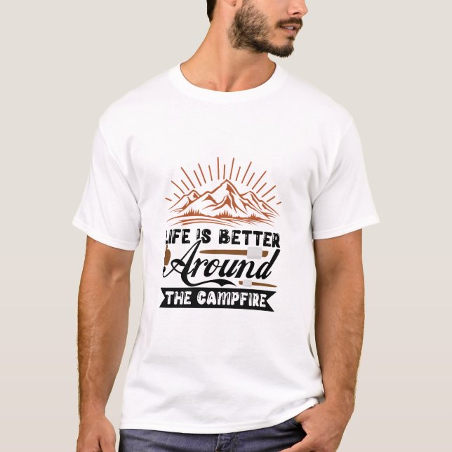 Livet är bättre runt lägerelden  t shirt (Framsida)