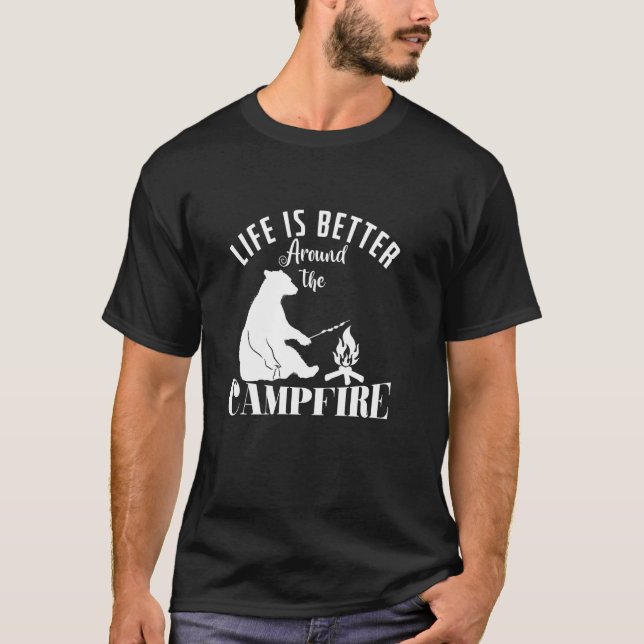 Livet är bättre runt lägerelden t shirt (Framsida)