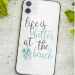 Livet är bättre vid boendecitatet<br><div class="desc">Den här älsklingsväskan innehåller frasen "Livet är bättre på stranden" i turkos och svart,  med ett sött litet par flinflip flops. Det här är perfekt för vilken strand som helst älskare!</div>