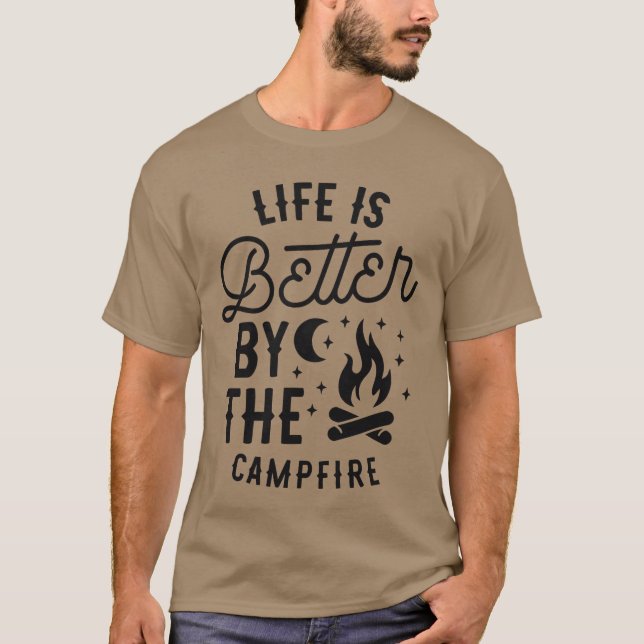 Livet är bättre vid lägerelden vänner t shirt (Framsida)