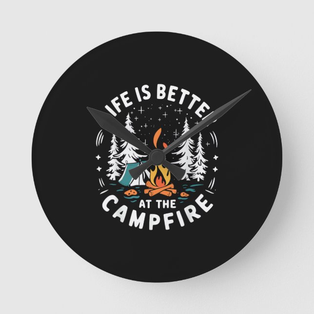 Livet är Bättre Vid Läggerden Rolig Camping Rund Klocka (Framsida)