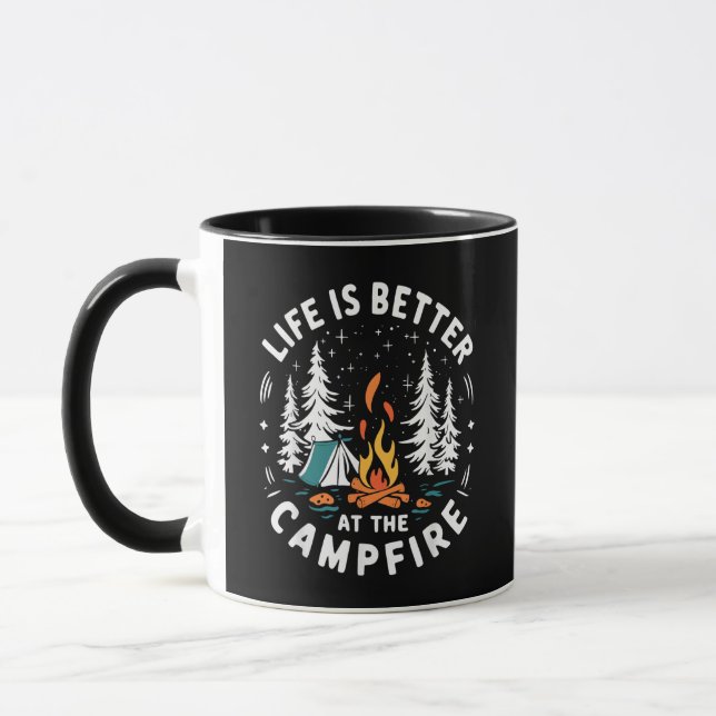 Livet är Bättre Vid Läggerelden Rolig Camping Mugg (Vänster)
