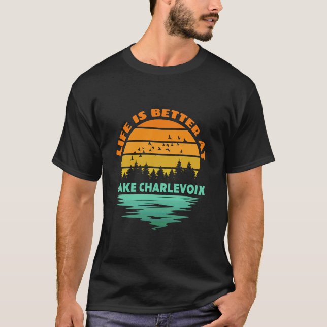Livet är bättre vid Lake Charlevoix solnedgång uto T Shirt (Framsida)