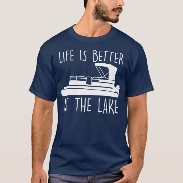 Livet är bättre vid Pontoon Boat i Sjö T Shirt (Framsida)