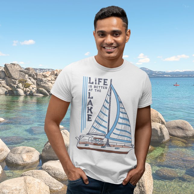 Livet är bättre vid Sjö-blåa segelbåten T Shirt (Skapare uppladdad)