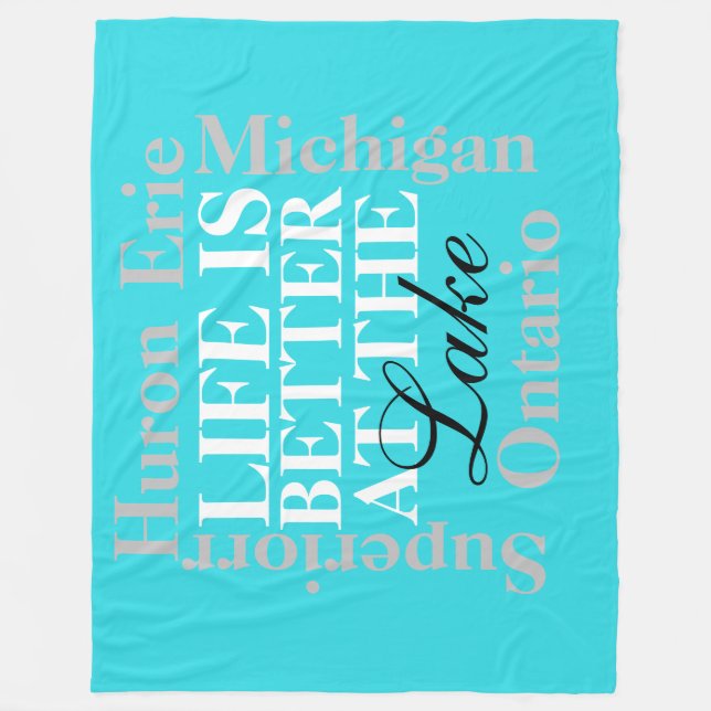 "Livet är bättre vid Sjö" Fleece Blanket, stort (Framsidan)
