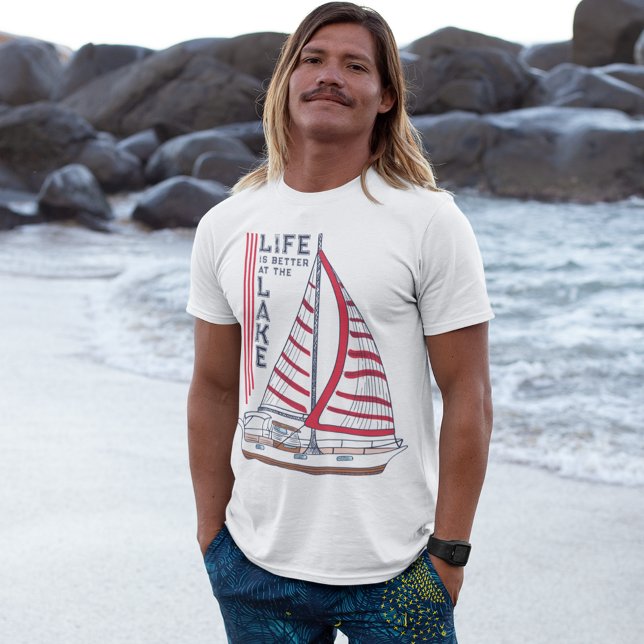 Livet är bättre vid Sjö Red Sails Sailboat T Shirt (Skapare uppladdad)